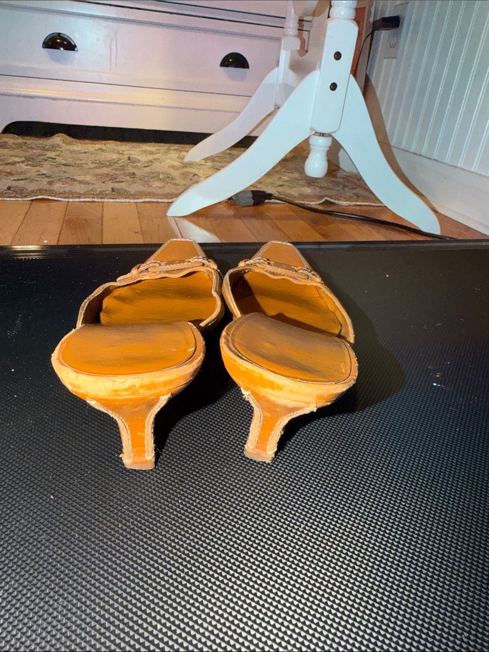 Authentic Vintage Salvatore Ferragamo Cognac Leather Slip-On kitten heels - Picture 12 of 12
